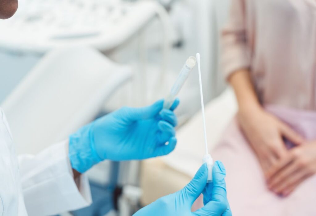 Medico analisando amostra coletada em exame ginecológico