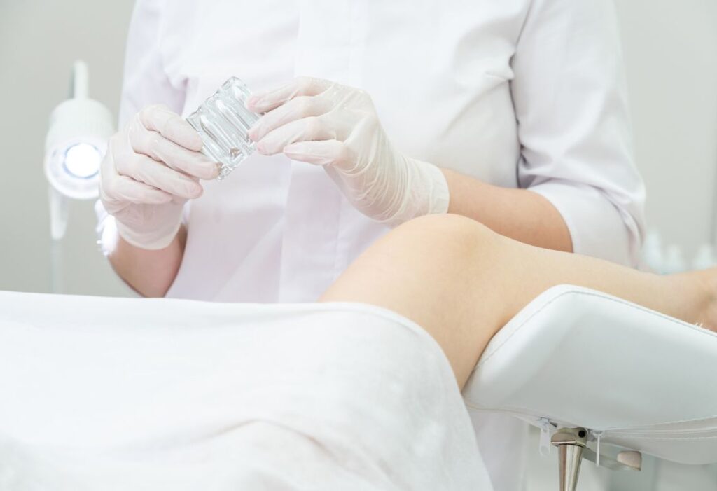 Médica examinando paciente
