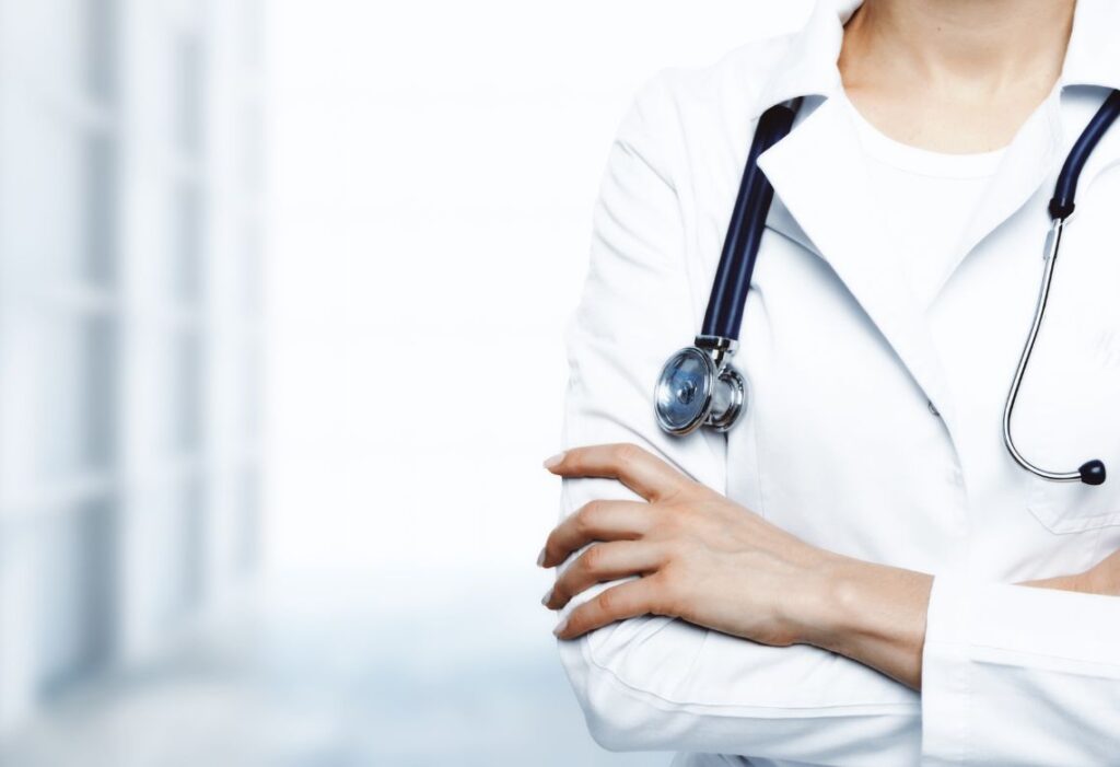 medico com estetoscópio no pescoço e com os braços cruzados