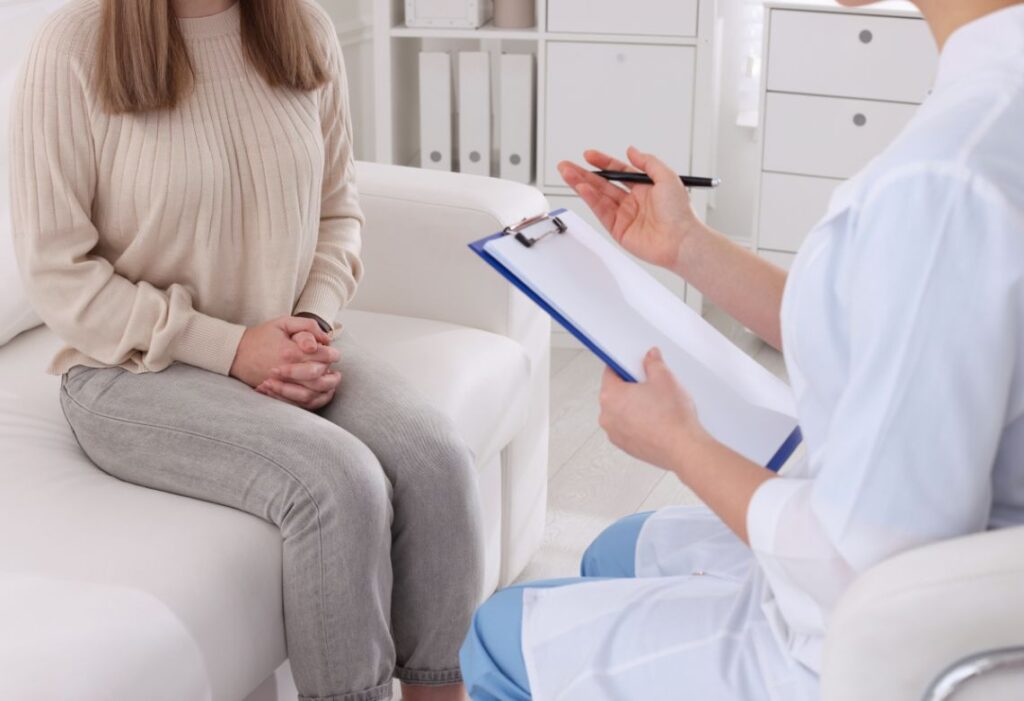 Paciente sendo orientada pela sua medica em consulta.